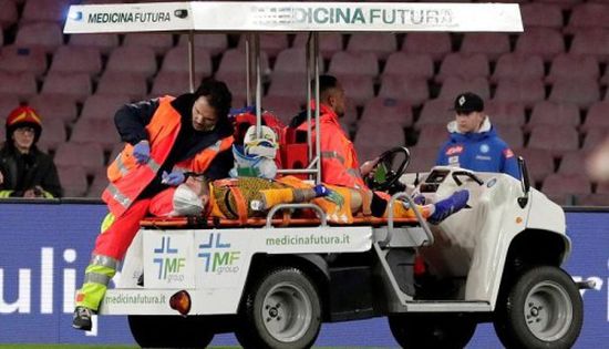 نقل حارس نابولي للمستشفى بعد تعرضه لإصابة قوية في الرأس
