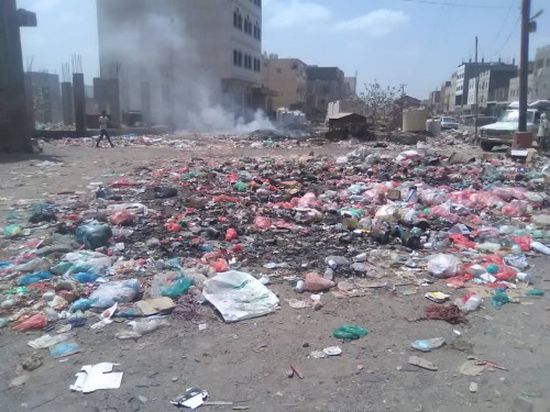 حملات غاضبة عبر مواقع التواصل بسبب تكدس القمامة في الحبيلين