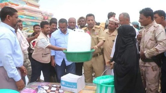 تحت إشراف محافظ أبين.. توزيع معدات إغاثية بمخيم النازحين بحلمة