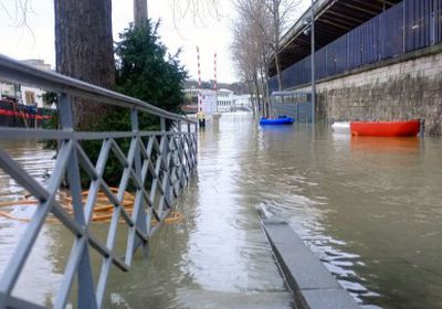 مقتل 3 أشخاص وغرق قاعدة جوية نتيجة فيضانات تجتاح الغرب الأوسط الأمريكي