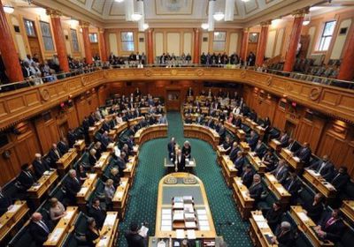 تضامناً مع الضحايا المسلمين.. البرلمان النيوزيلندي يفتتح جلسته بالقرآن الكريم (فيديو)