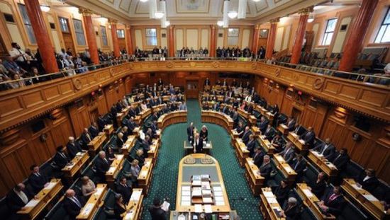 تضامناً مع الضحايا المسلمين.. البرلمان النيوزيلندي يفتتح جلسته بالقرآن الكريم (فيديو)