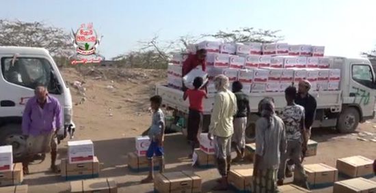 "الهلال الإماراتي" يوزع 250 سلة غذائية على المواطنين في قرية الريحان بالدريهمي(فيديو) 