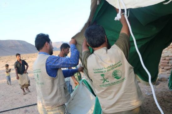 "سلمان للإغاثة" يوزع مساعدات إيوائية في مديرية حديبو بجزيرة سقطرى (صور)