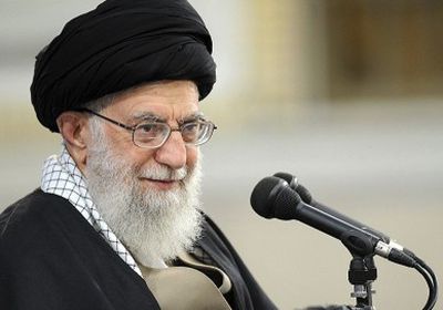 خامئني يعترف بمعاناة شعبه اقتصاديًا