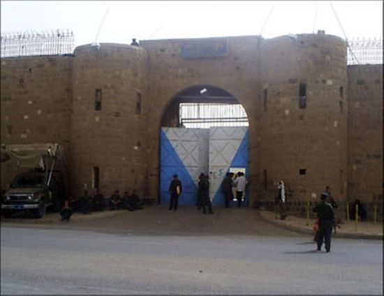 مليشيا الحوثي تمنع دخول الدواء والغذاء إلى سجن الأمن السياسي بصنعاء