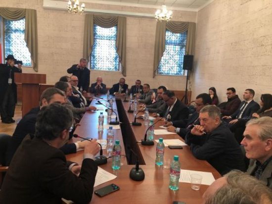 الرئيس الزبيدي يلتقي رئيس مركز الدراسات العربية بروسيا ويكرم عدد من الباحثين