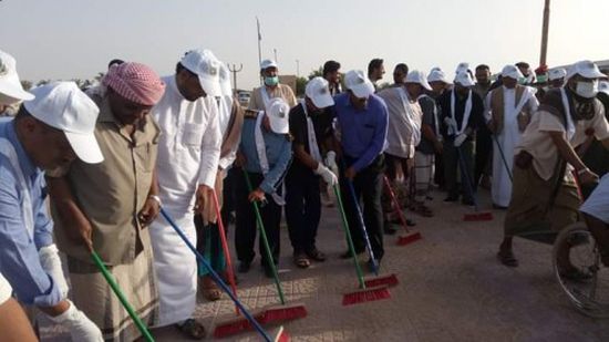 "كلنا عمال نظافة".. محافظ المهرة يدشن حملة لتنظيف مدينة الغيضة (صور)