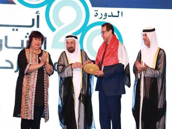 حاكم الشارقة يمنح جائزة أفضل عرض مسرحي عربي لـ " الطوق والأسورة "
