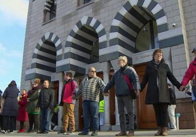 أهالي نيوزيلندا يقدمون مبادرة نبيلة بـ" سلاسل بشرية " لحماية المساجد والمصلين بالجمعة