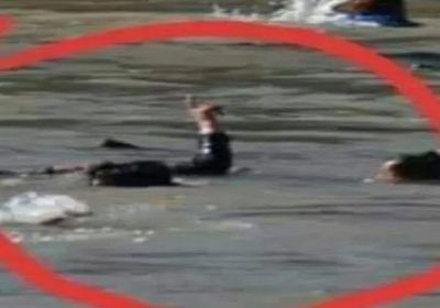 صورة مبكية لأحد ضحايا حادث عبارة الموصل يرفع " سبابته " لحظة الغرق