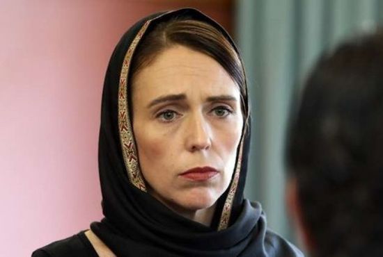 شاهد.. رئيسة وزراء نيوزيلندا تحضر خطبة الجمعة بالحجاب (فيديو)