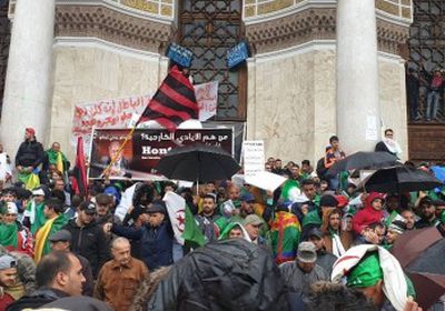 للجمعة الخامسة.. احتجاج آلاف الجزائريين ضد قرارات بوتفليقة (صور)