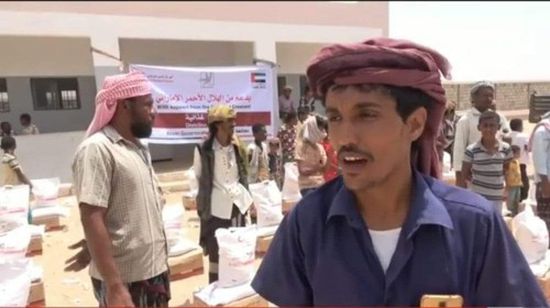 الهلال الإماراتي يسير قافلة مساعدات لإغاثة ألف أسرة من مديرية المحفد بأبين
