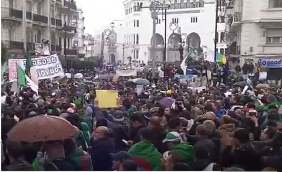 الجزائريون يحتجون ويطالبون بتنحي بوتفليقة على الفور