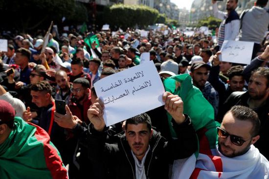 تظاهر مئات المحامين بالجزائر للمطالبة بالتنحي الفوري لبوتفليقة