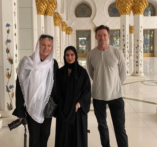 النجم العالمي هيو جاكمان يزور مسجد الشيخ زايد بأبوظبى (فيديو)