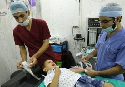 نقل 21 سوريًا  إلى المستشفى لعلاجهم من الاختناق نتيجة قصف قريتهم 