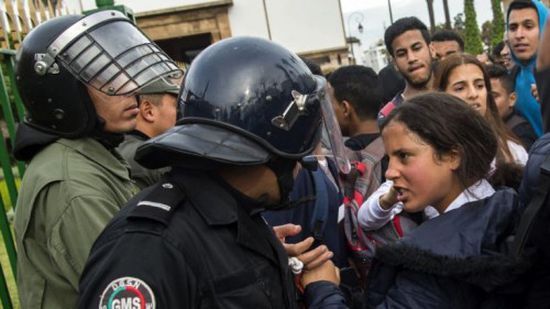 المغرب تفرق مظاهرات المعلمين بخراطيم المياه