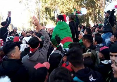 الجزائر.. مطالبات برلمانية بعقد جلسة نيابية طارئة لمناقشة الأزمة السياسية