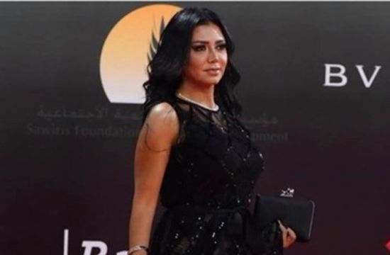 مشادة بين رانيا يوسف ومذيعة خليجية بسبب قضية فستانها المثير (فيديو)