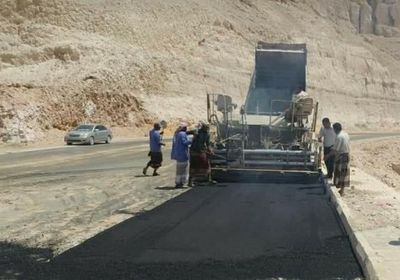 البدء في سفلتة طريق جسر حيد قاسم بمديرية تريم (صور)