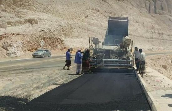 البدء في سفلتة طريق جسر حيد قاسم بمديرية تريم (صور)