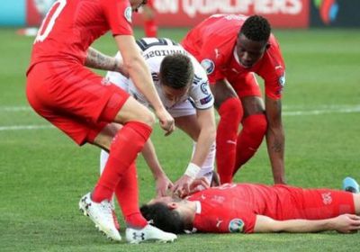 مطالبات بتحقيق "يويفا" في واقعة إغماء لاعب سويسرا أمام جورجيا