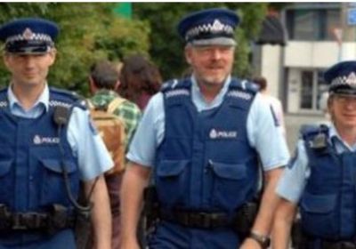 نيوزيلندا تحقق في وفاة رجل طعنا بهجوم المسجدين