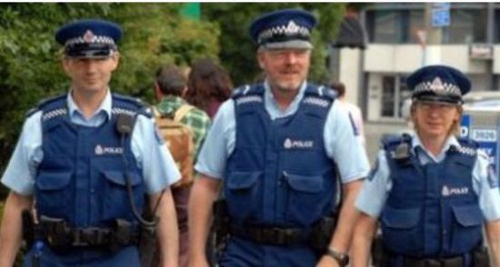 نيوزيلندا تحقق في وفاة رجل طعنا بهجوم المسجدين