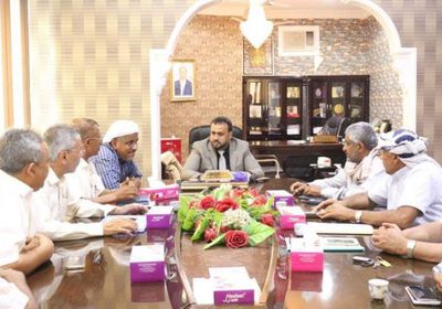 مناقشة مشاريع سفلتة الخطوط الدولية والداخلية بمحافظة المهرة 