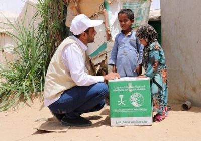 "سلمان للإغاثة " يوزع 250 سلة غذائية في مخيم عرق آل شبوان بمأرب (صور)