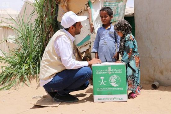 "سلمان للإغاثة " يوزع 250 سلة غذائية في مخيم عرق آل شبوان بمأرب (صور)