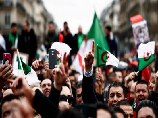 اتحاد عمال الجزائر يطالب "بوتفليقة" بالتنحي الفوري