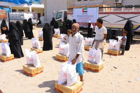 الهلال الإماراتي يوزع مساعدات غذائية على سكان منطقة فقم بعدن (صور)