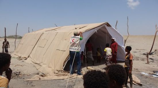 هلال الإمارات يغيث النازحين في مخيمات أبين (صور) 