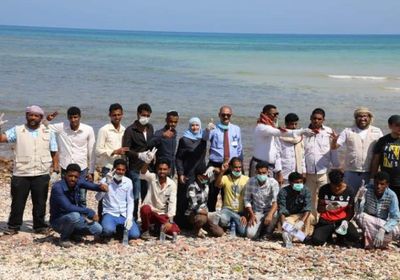 بدعم مؤسسة خليفة.. طلاب كلية المجتمع يواصلون حملة نظافة سقطرى (صور)  