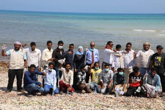 بدعم مؤسسة خليفة.. طلاب كلية المجتمع يواصلون حملة نظافة سقطرى (صور)  