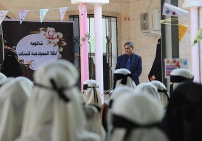 البحسني يطمئن على سير العملية التعليمية بزيارة مفاجئة لمدرسة المكلا الثانوية (صور)