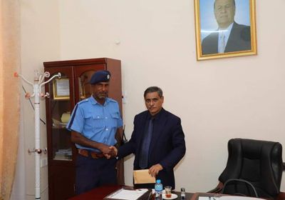 في لفتة تشجيعية.. محافظ حضرموت يكرم ضابط مرور تميز في أداء عمله