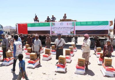 خلال يومين.. الهلال الأحمر يوزع 400 طن من المساعدات الغذائية لأهالي شبوة 