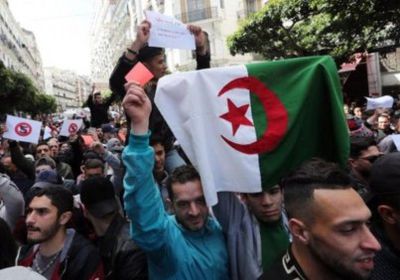 آلاف المتظاهرين يحتشدون في وسط العاصمة الجزائرية