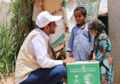 توزيع سلال غذائية على النازحين في مخيم الخسيف بمأرب