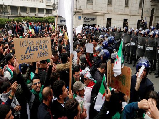 للمرة الأولى.. التليفزيون الجزائري يبث الاحتجاجات ضد بوتفليقة