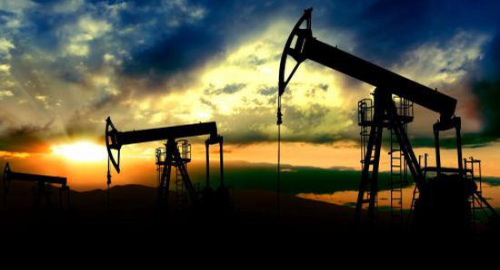 العقوبات الأمريكية على فنزويلا وإيران تدعم سوق النفط وتحقق أكبر مكاسب خلال عقد