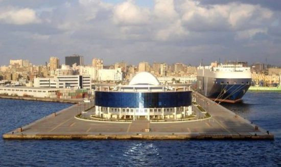 مصر تغلق ميناءين بالأسكندرية لسوء الأحوال الجوية
