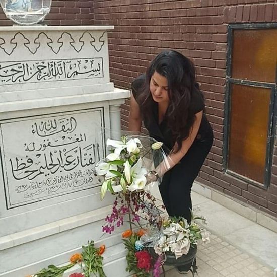 سما المصري تزور قبر عبد الحليم حافظ في ذكرى رحيله (صور)