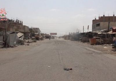 مليشيات الحوثي تستهدف منازل المواطنين في حيس وتصيب مواطن بطلقات نارية