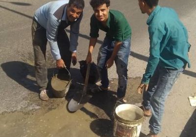 مبادرة لردم الحفريات بالشارع العام بمدينة الحبيلين في لحج 