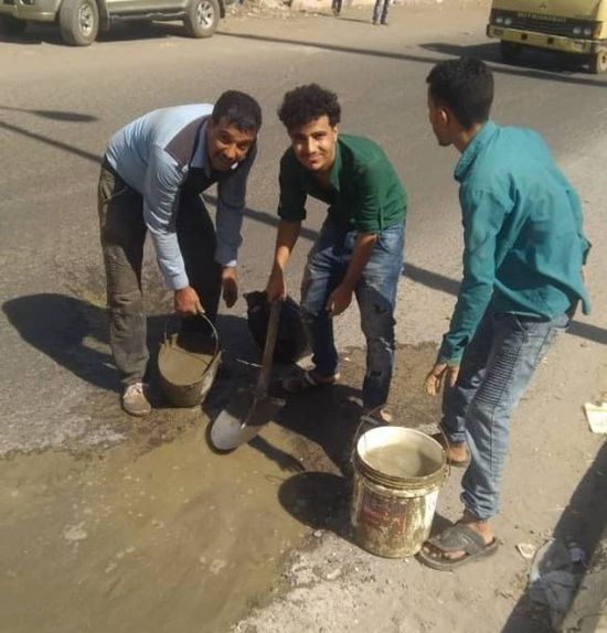 مبادرة لردم الحفريات بالشارع العام بمدينة الحبيلين في لحج 